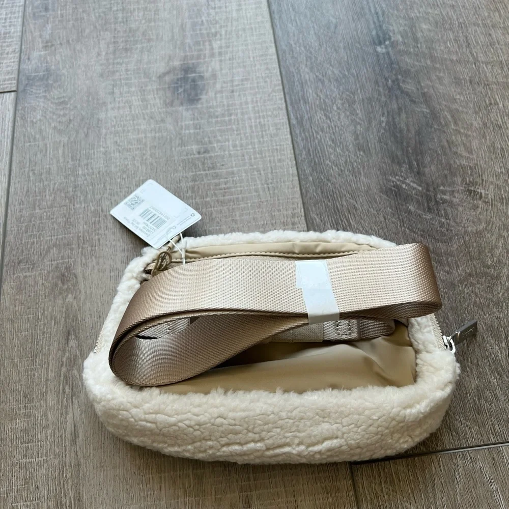 Lululemon Everywhere Belt Bag *Fleece in Natural/Ivory/Trench